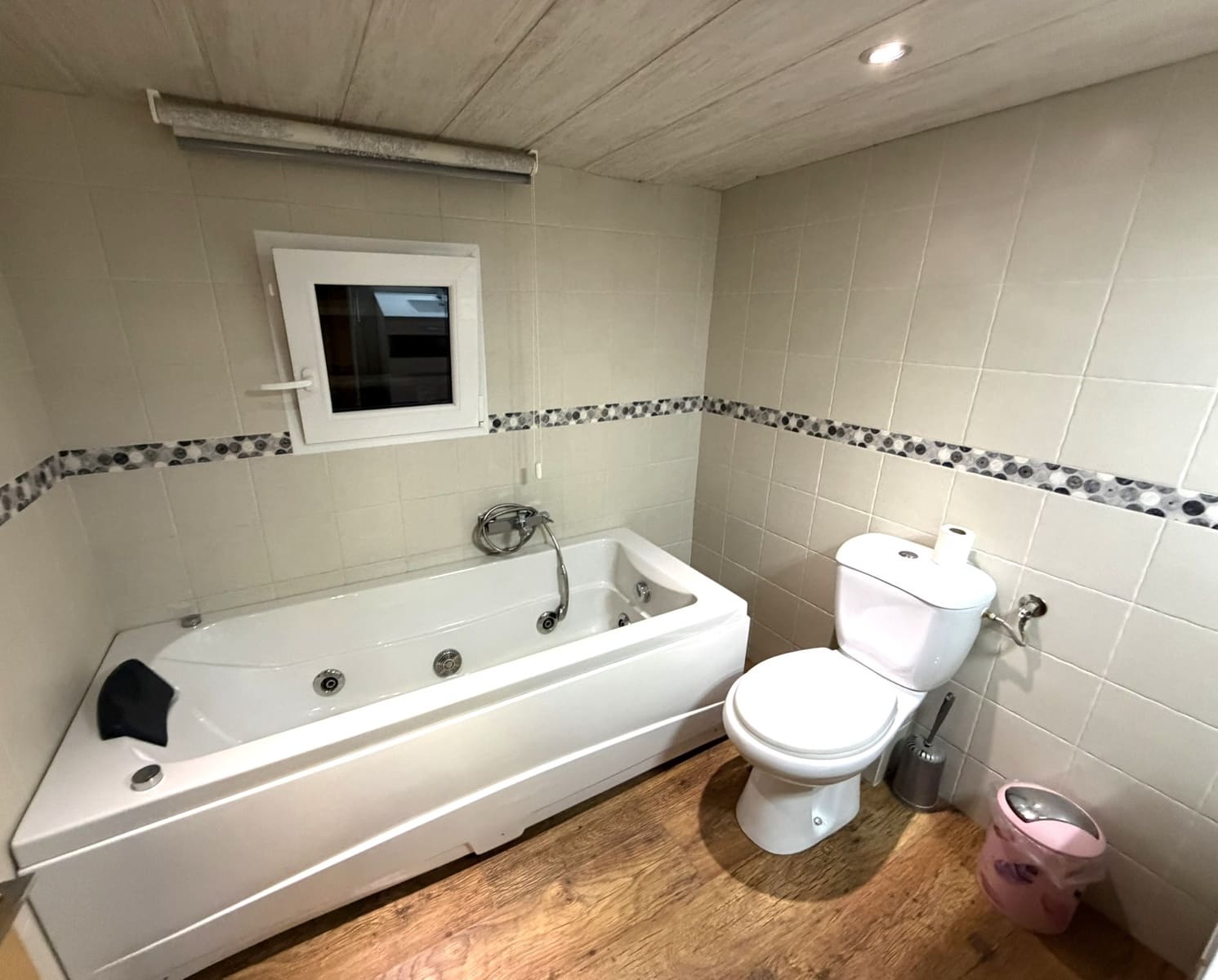 5 sypialnia Finka/Dom wiejski na sprzedaż w Flix z basenem garażem - 390 000 € (Ref: 9793612)