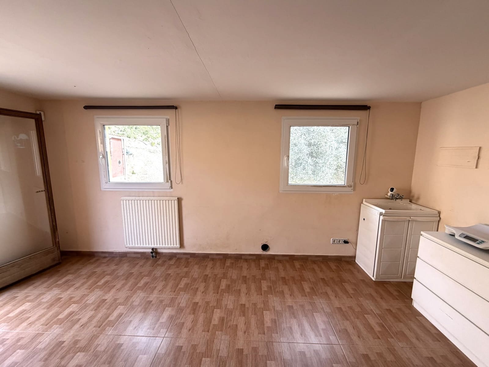 5 sypialnia Finka/Dom wiejski na sprzedaż w Flix z basenem garażem - 390 000 € (Ref: 9793612)