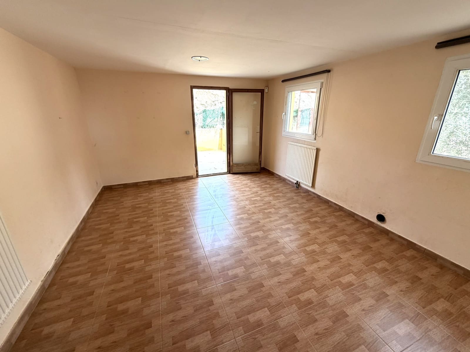 5 sypialnia Finka/Dom wiejski na sprzedaż w Flix z basenem garażem - 390 000 € (Ref: 9793612)