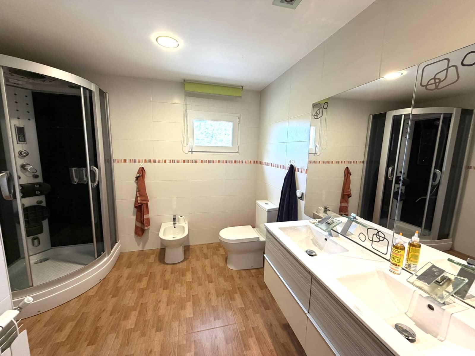 5 sypialnia Finka/Dom wiejski na sprzedaż w Flix z basenem garażem - 390 000 € (Ref: 9793612)