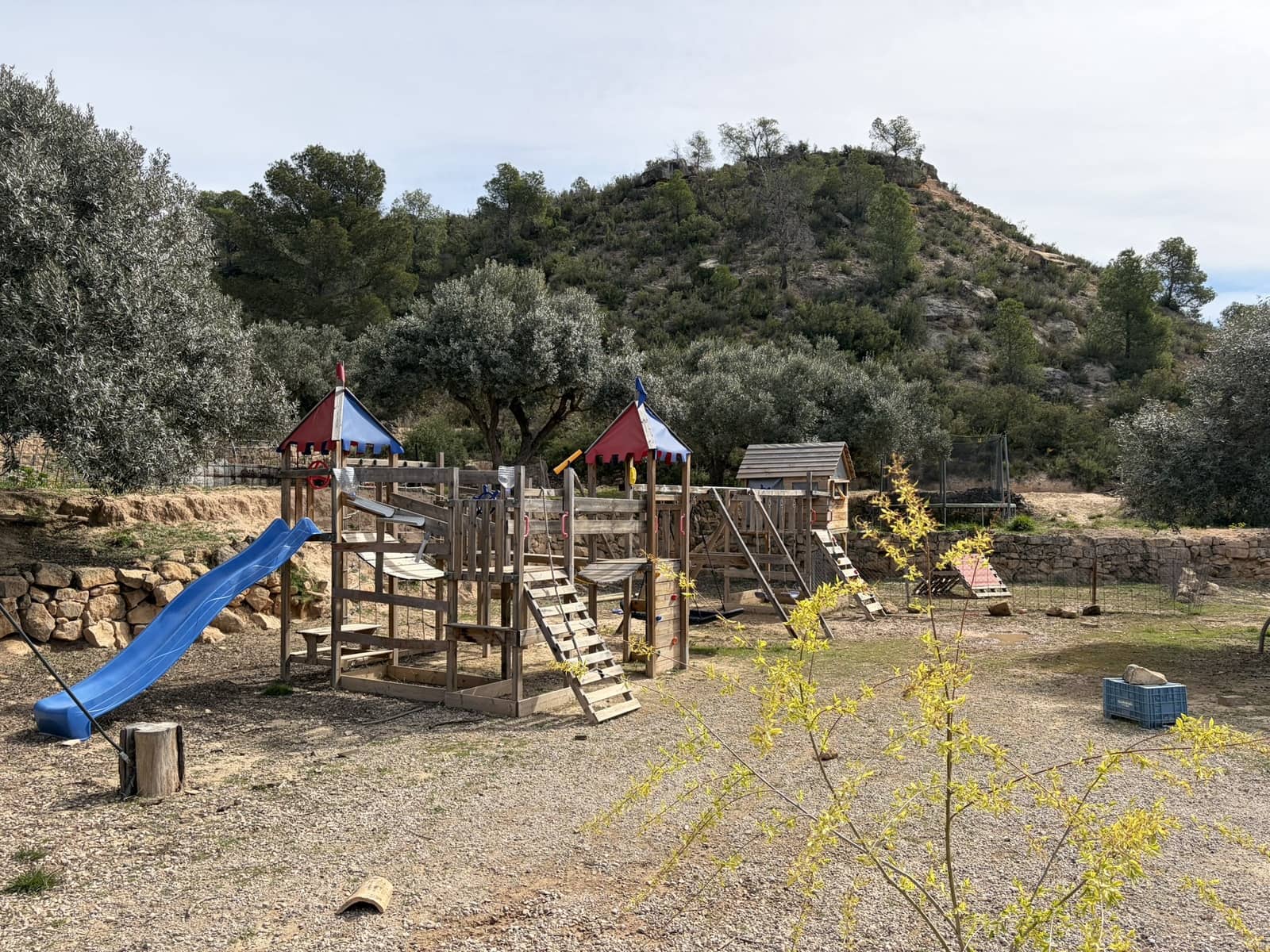 5 sypialnia Finka/Dom wiejski na sprzedaż w Flix z basenem garażem - 390 000 € (Ref: 9793612)