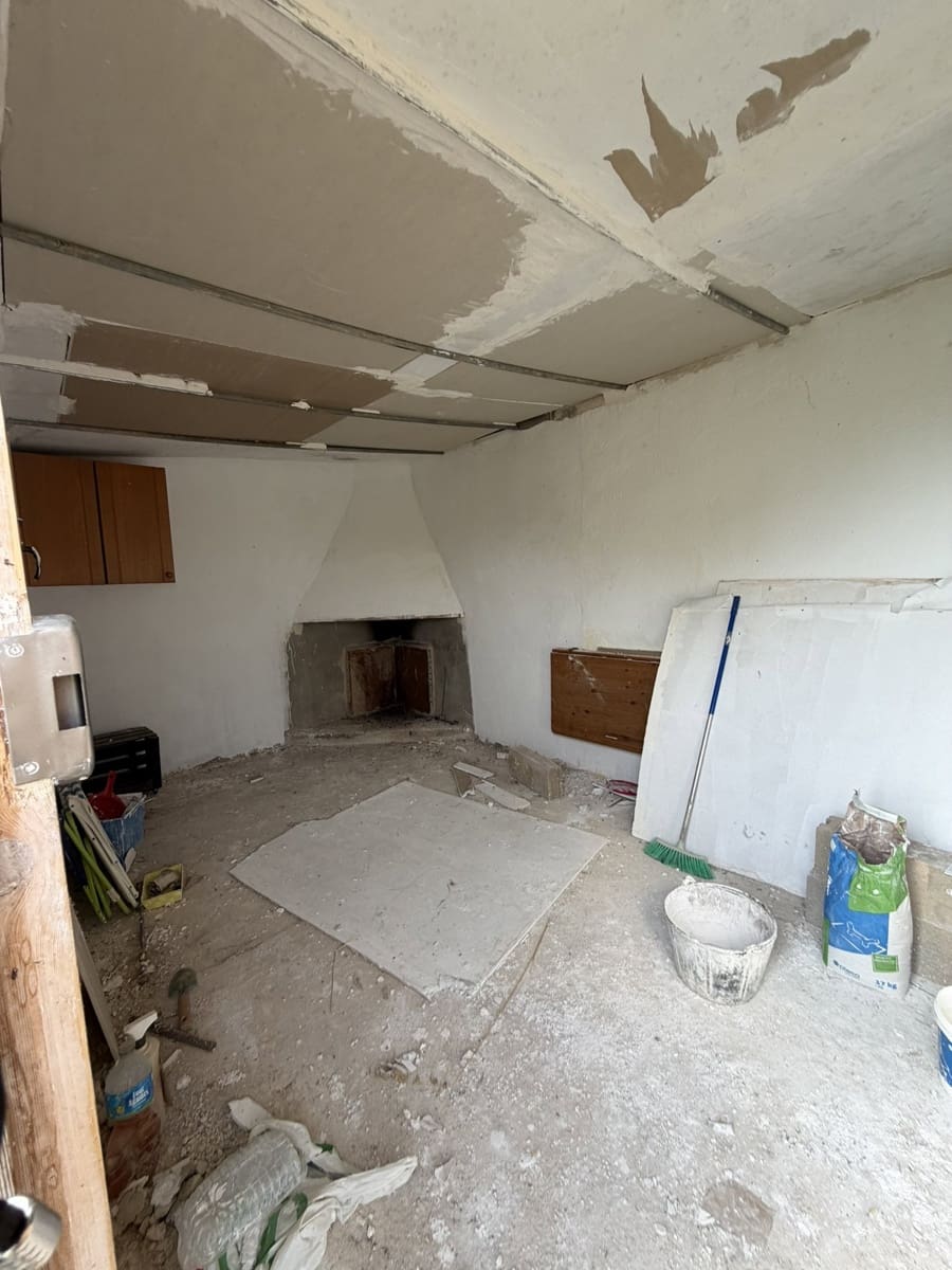 Finca/Country House for sale in Asco - € 23,500 (Ref: 9820828)