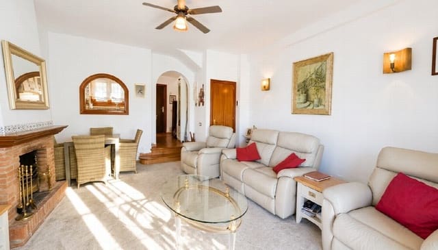 Townhouse for sale in Mijas Costa, Mijas with pool - € 370,000 (Ref: 10000602)