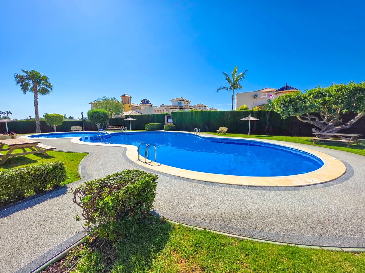 Apartamento de 2 habitaciones en Cabo Roig en venta con piscina garaje - 157.500 € (Ref: 10003643)