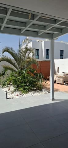 Chalet de 4 habitaciones en Corralejo, La Oliva en venta con piscina garaje - 570.000 € (Ref: 10003652)