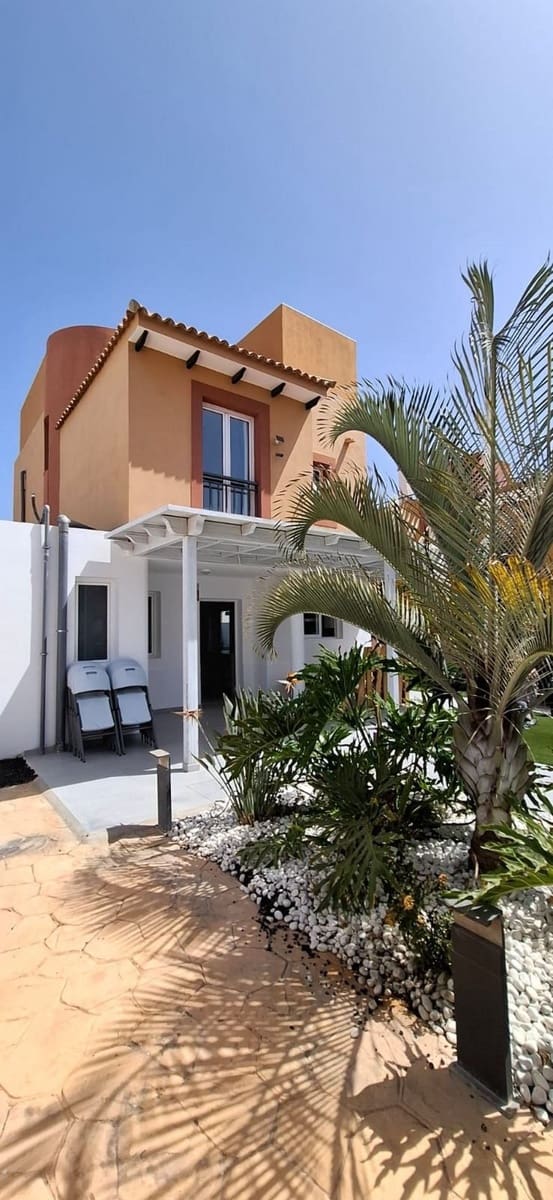 4 sypialnia Willa na sprzedaż w Corralejo z basenem garażem - 570 000 € (Ref: 10003652)