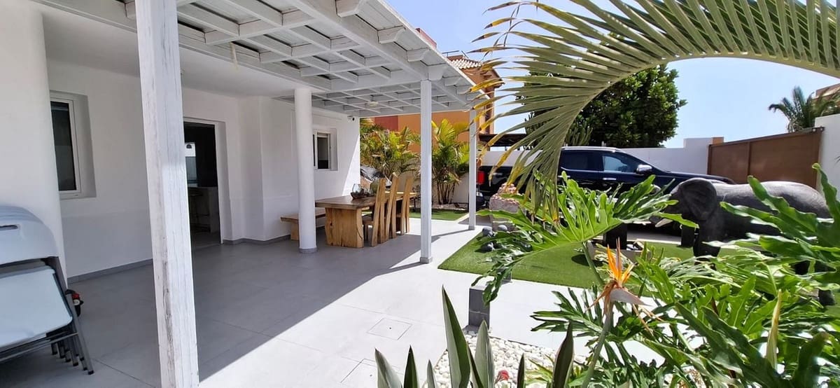 4 sypialnia Willa na sprzedaż w Corralejo z basenem garażem - 570 000 € (Ref: 10003652)