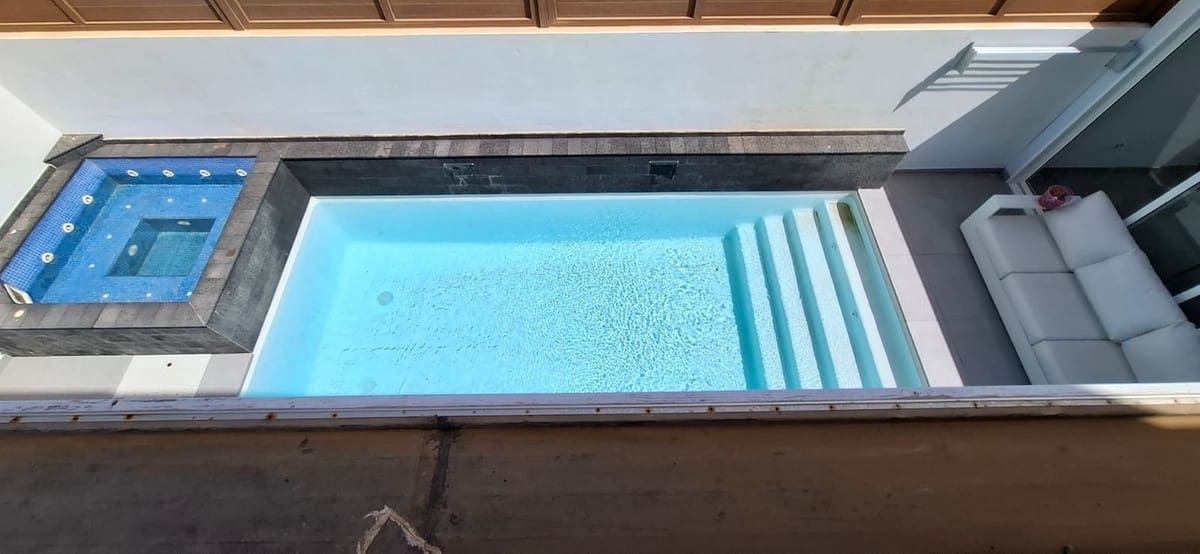 4 sypialnia Willa na sprzedaż w Corralejo z basenem garażem - 570 000 € (Ref: 10003652)