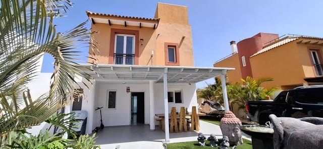 Chalet de 4 habitaciones en Corralejo, La Oliva en venta con piscina garaje - 570.000 € (Ref: 10003652)