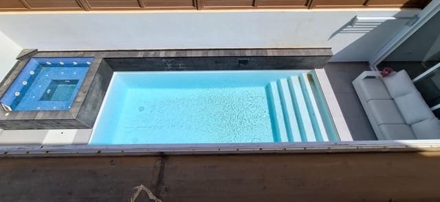 Chalet de 4 habitaciones en Corralejo, La Oliva en venta con piscina garaje - 570.000 € (Ref: 10003652)