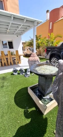 Chalet de 4 habitaciones en Corralejo, La Oliva en venta con piscina garaje - 570.000 € (Ref: 10003652)
