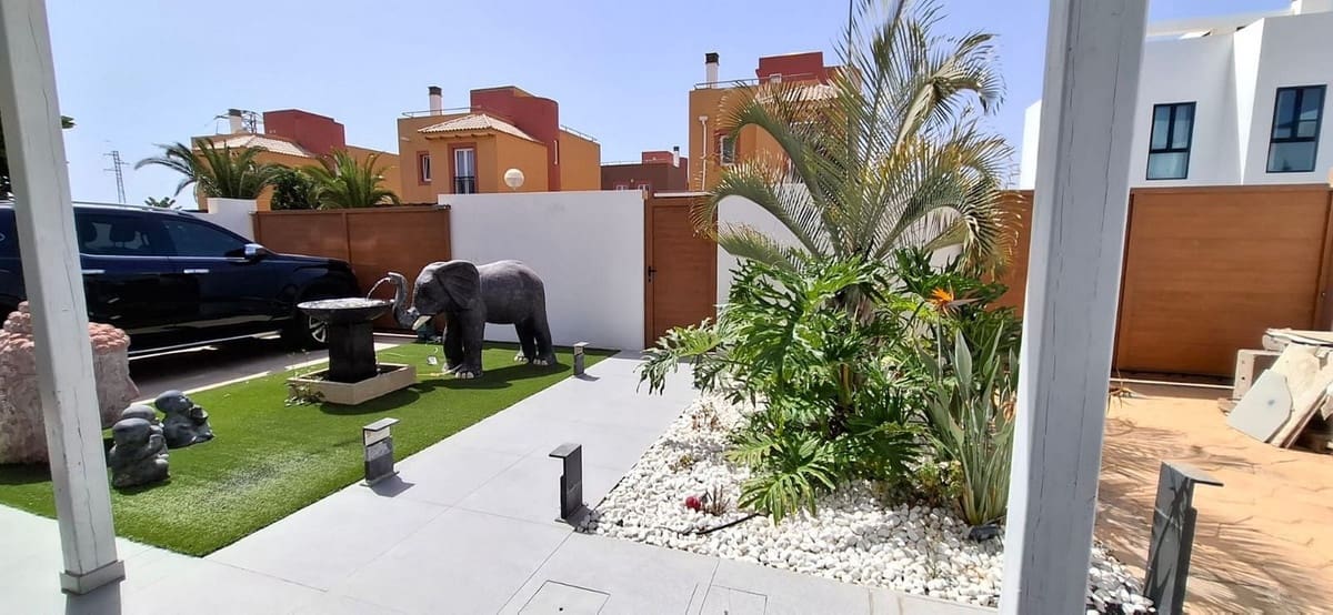 4 sypialnia Willa na sprzedaż w Corralejo z basenem garażem - 570 000 € (Ref: 10003652)