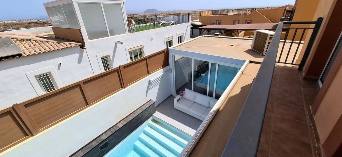 4 sypialnia Willa na sprzedaż w Corralejo z basenem garażem - 570 000 € (Ref: 10003652)