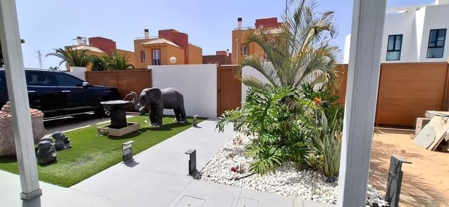 Chalet de 4 habitaciones en Corralejo, La Oliva en venta con piscina garaje - 570.000 € (Ref: 10003652)