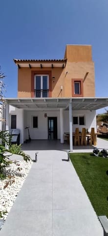 Chalet de 4 habitaciones en Corralejo, La Oliva en venta con piscina garaje - 570.000 € (Ref: 10003652)
