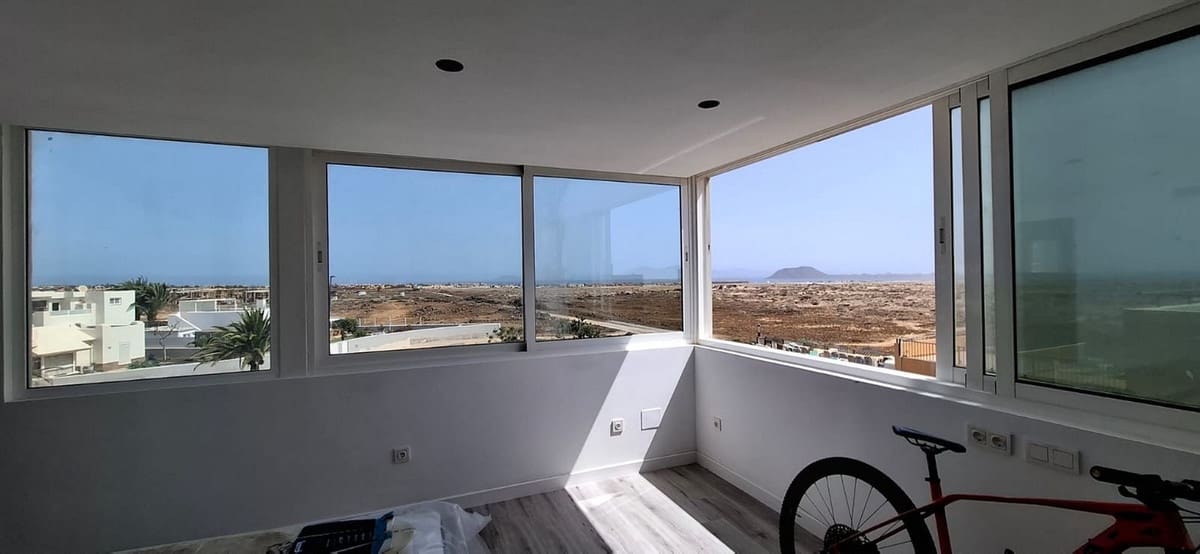 4 sypialnia Willa na sprzedaż w Corralejo z basenem garażem - 570 000 € (Ref: 10003652)