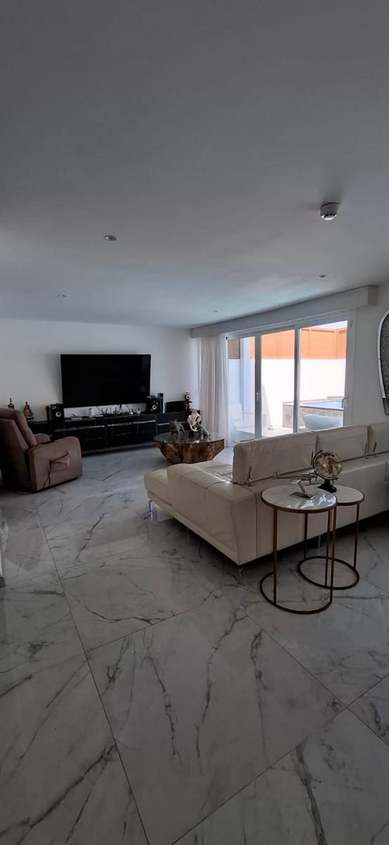 4 sypialnia Willa na sprzedaż w Corralejo z basenem garażem - 570 000 € (Ref: 10003652)