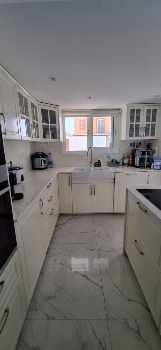 4 sypialnia Willa na sprzedaż w Corralejo z basenem garażem - 570 000 € (Ref: 10003652)