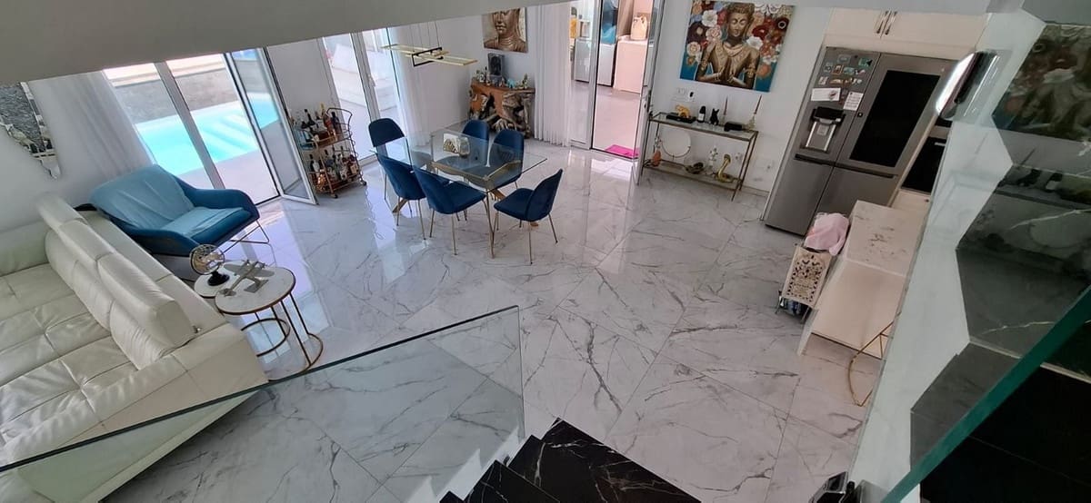 4 sypialnia Willa na sprzedaż w Corralejo z basenem garażem - 570 000 € (Ref: 10003652)