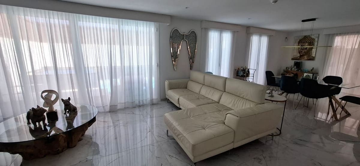 4 sypialnia Willa na sprzedaż w Corralejo z basenem garażem - 570 000 € (Ref: 10003652)