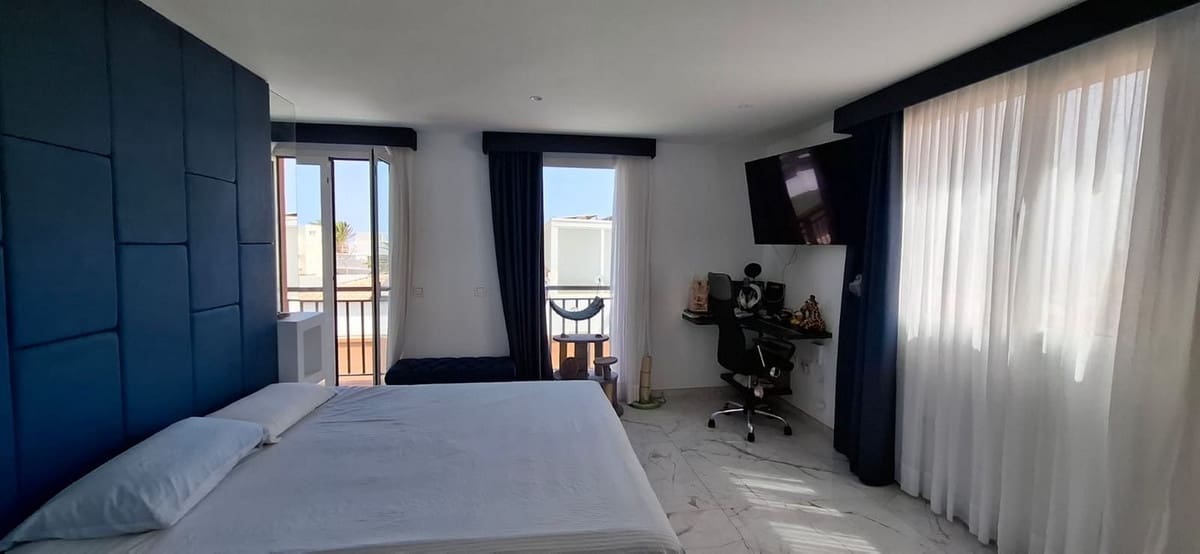 4 sypialnia Willa na sprzedaż w Corralejo z basenem garażem - 570 000 € (Ref: 10003652)