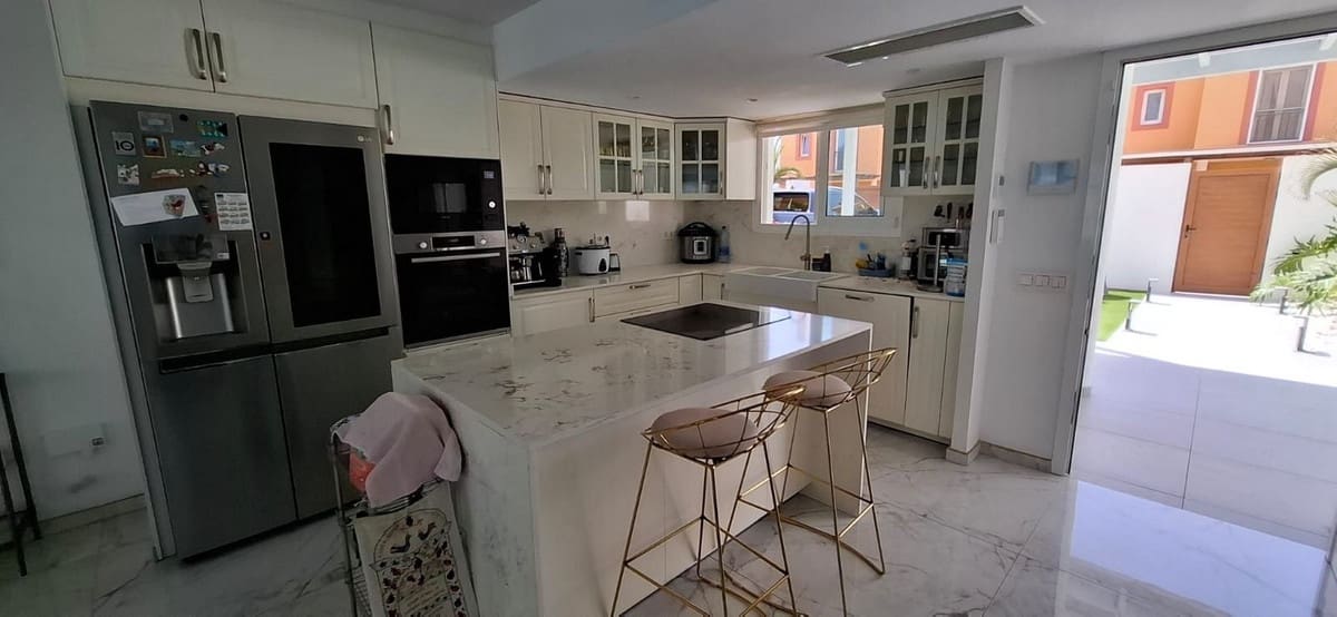 4 sypialnia Willa na sprzedaż w Corralejo z basenem garażem - 570 000 € (Ref: 10003652)