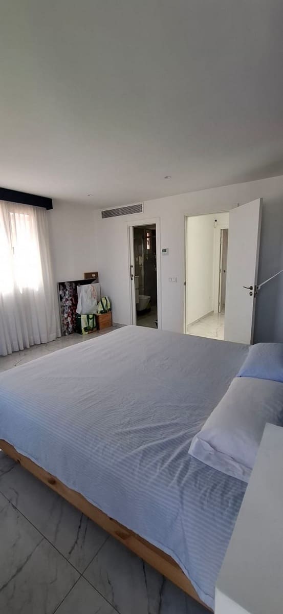 4 sypialnia Willa na sprzedaż w Corralejo z basenem garażem - 570 000 € (Ref: 10003652)
