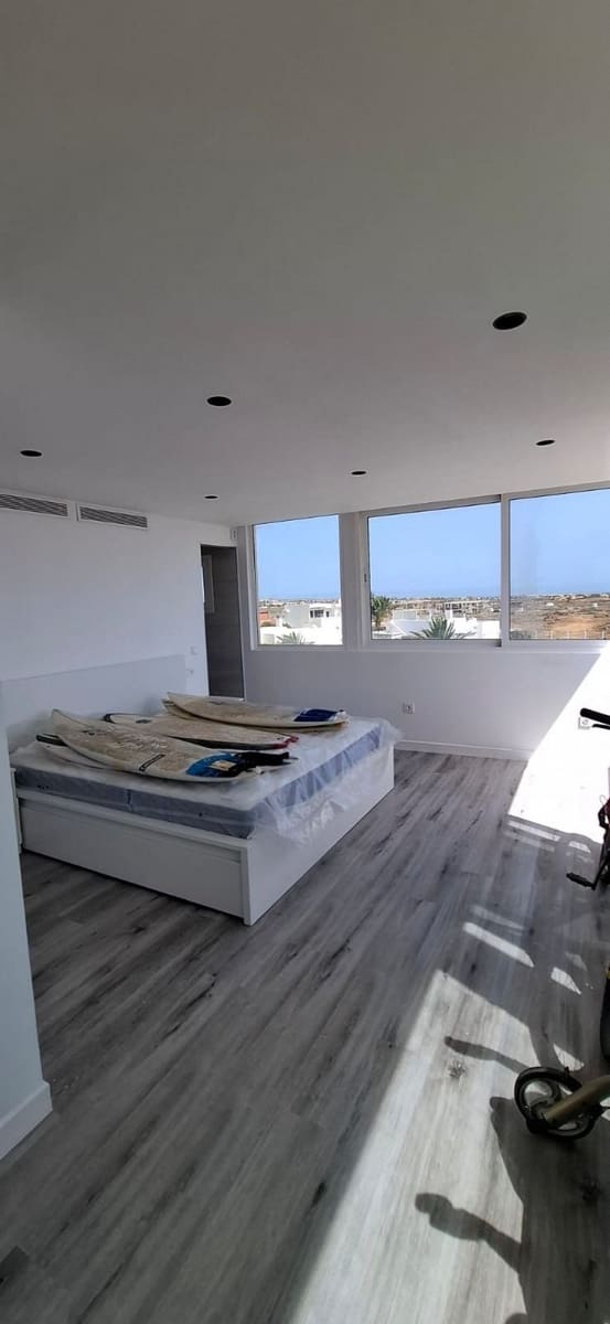 4 sypialnia Willa na sprzedaż w Corralejo z basenem garażem - 570 000 € (Ref: 10003652)