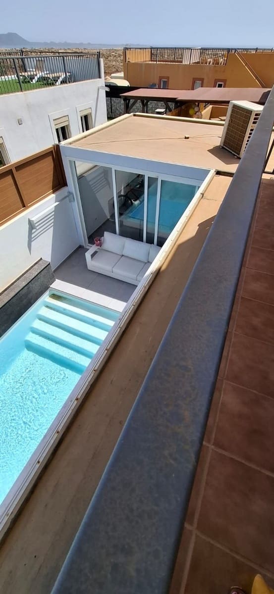 4 sypialnia Willa na sprzedaż w Corralejo z basenem garażem - 570 000 € (Ref: 10003652)