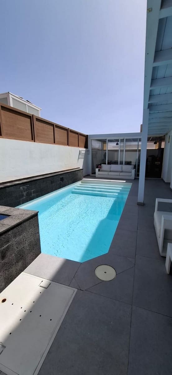 4 sypialnia Willa na sprzedaż w Corralejo z basenem garażem - 570 000 € (Ref: 10003652)