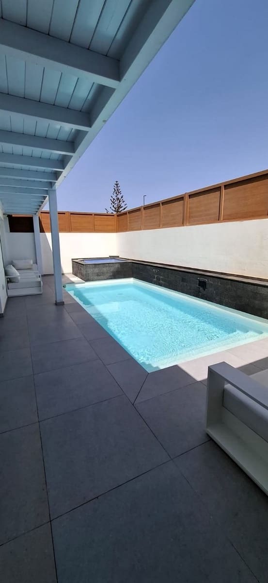 4 sypialnia Willa na sprzedaż w Corralejo z basenem garażem - 570 000 € (Ref: 10003652)