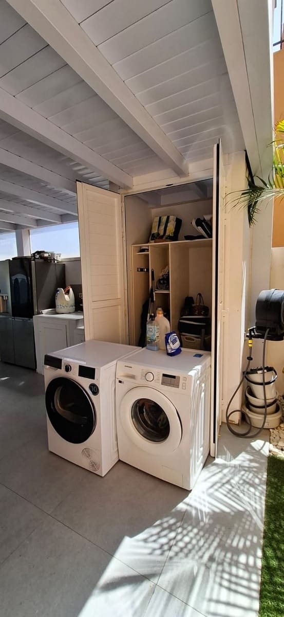 4 sypialnia Willa na sprzedaż w Corralejo z basenem garażem - 570 000 € (Ref: 10003652)
