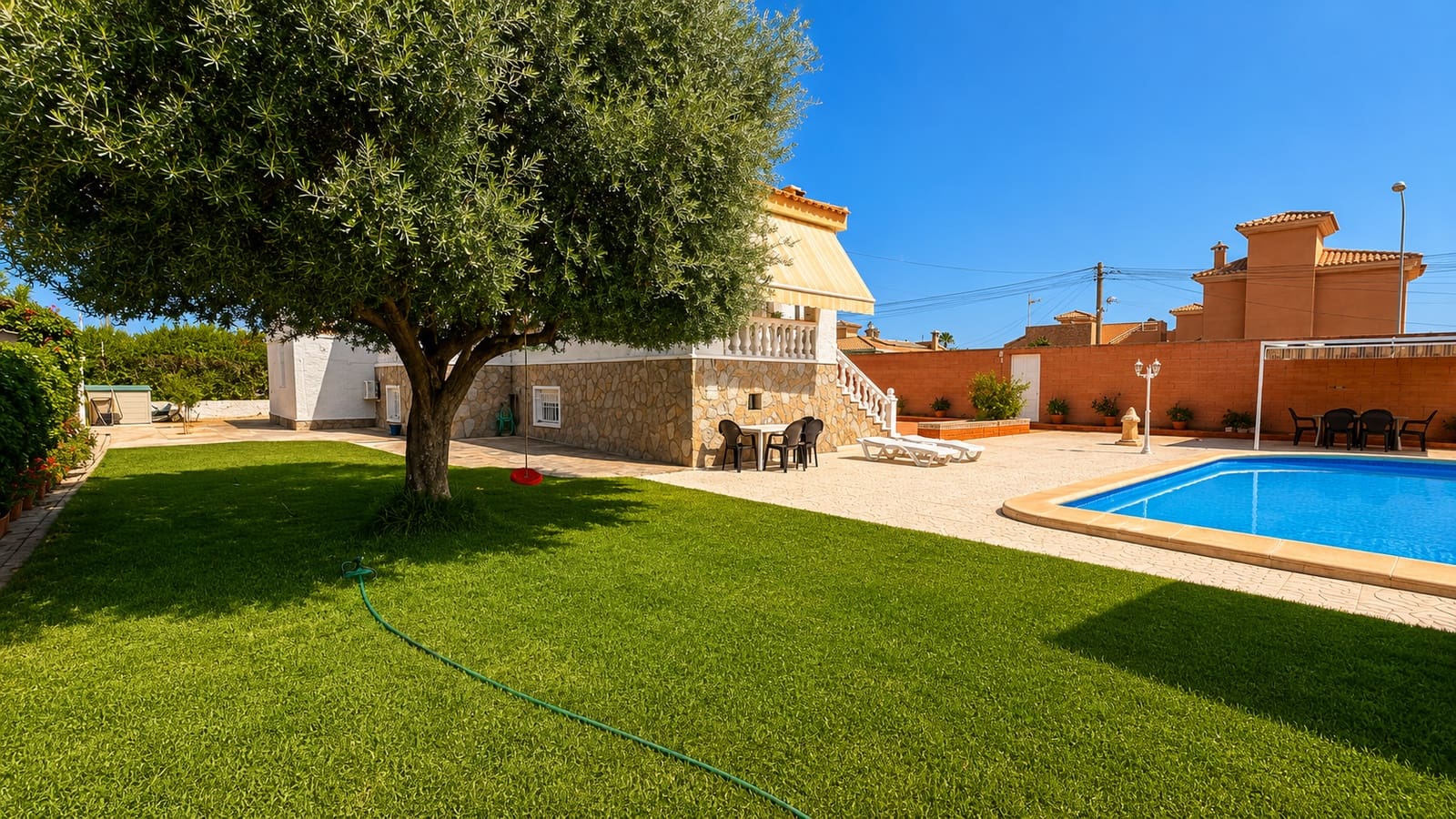 Chalet de 5 habitaciones en Torrevieja en venta con garaje - 399.000 € (Ref: 10005291)