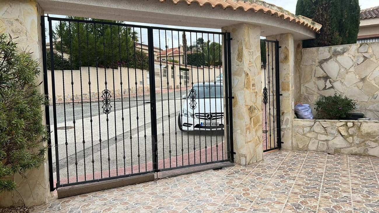 4 bedroom Villa for sale in Rojales with pool - € 570,000 (Ref: 10008818)