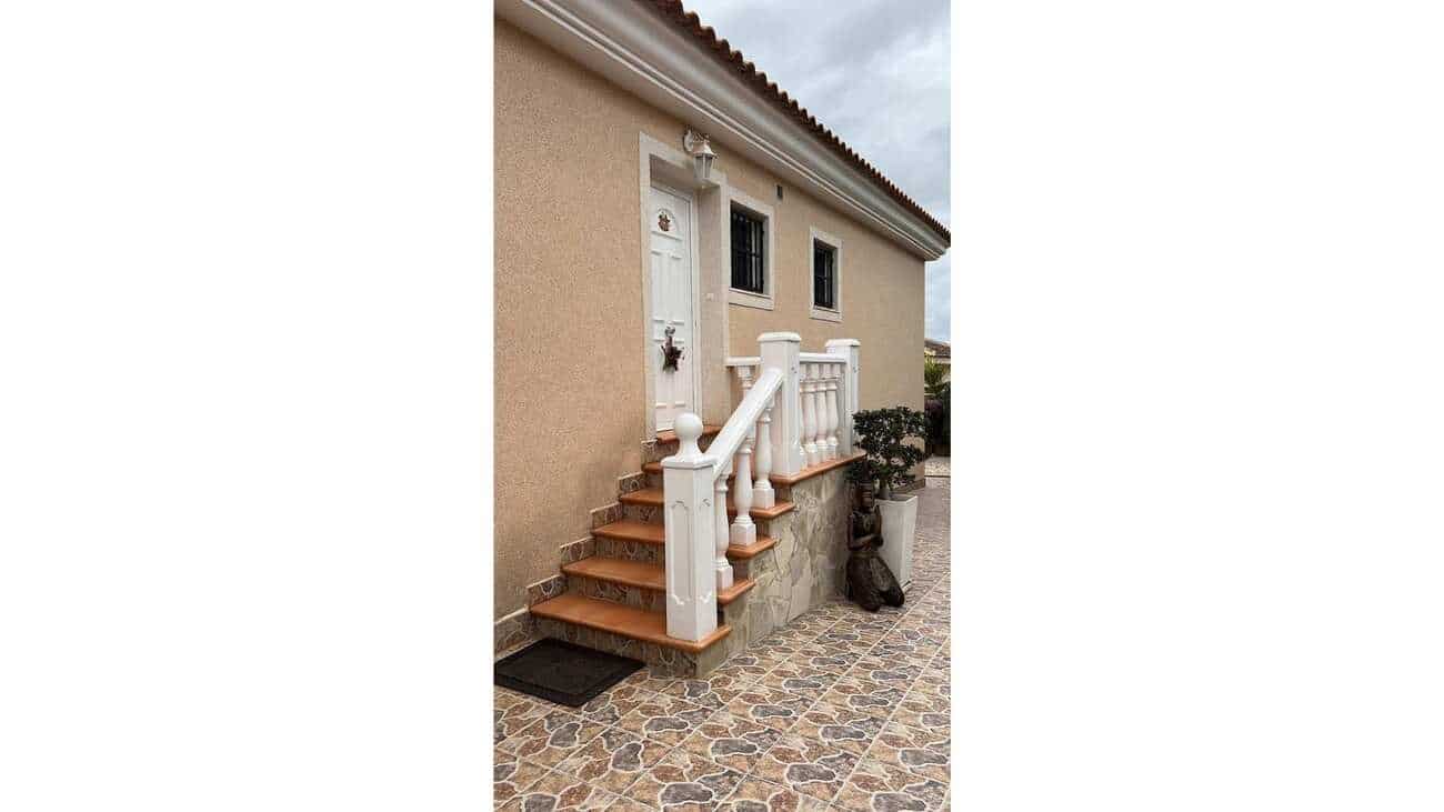 4 bedroom Villa for sale in Rojales with pool - € 570,000 (Ref: 10008818)