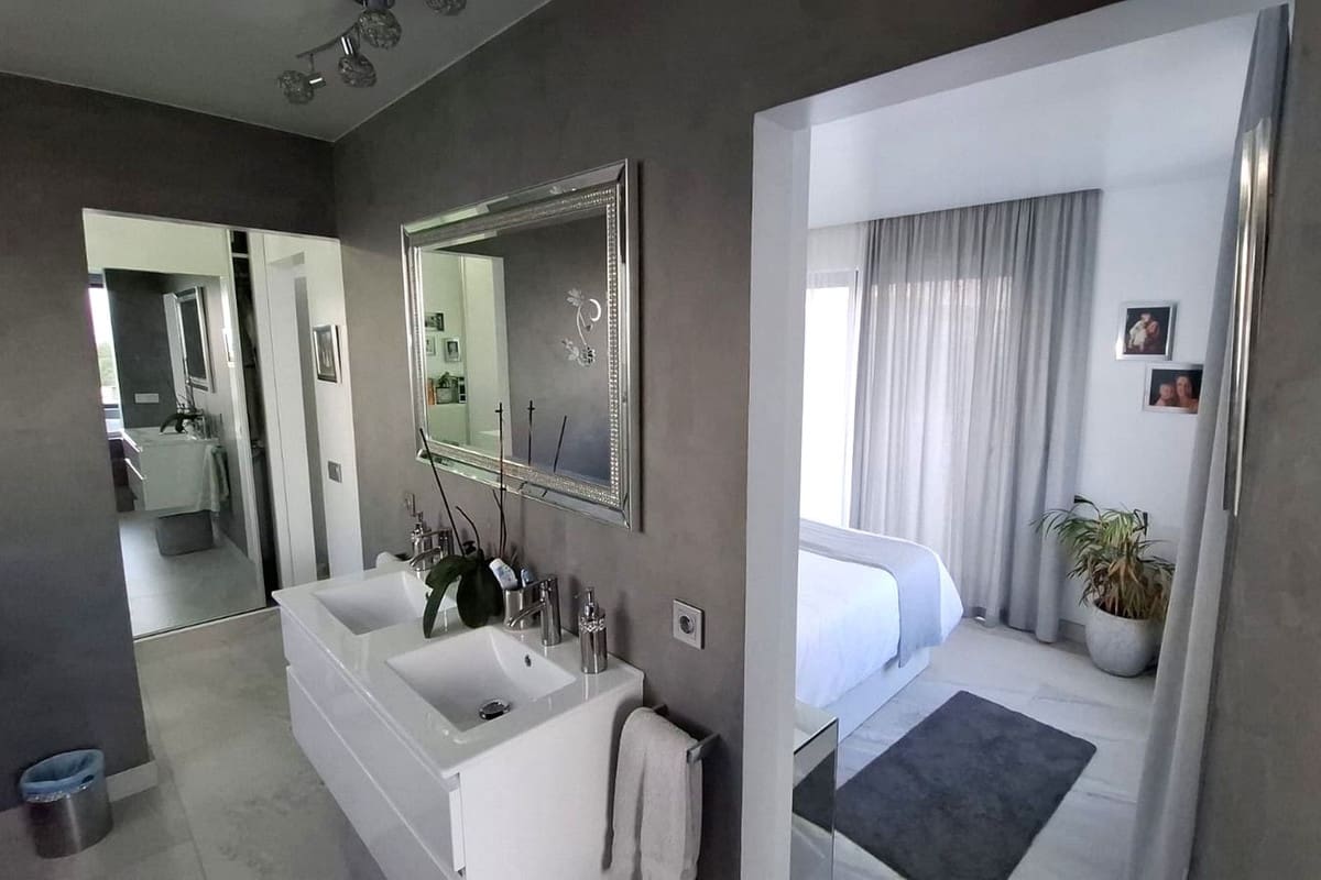 4 sypialnia Willa na sprzedaż w Villaverde z basenem garażem - 975 000 € (Ref: 10008823)