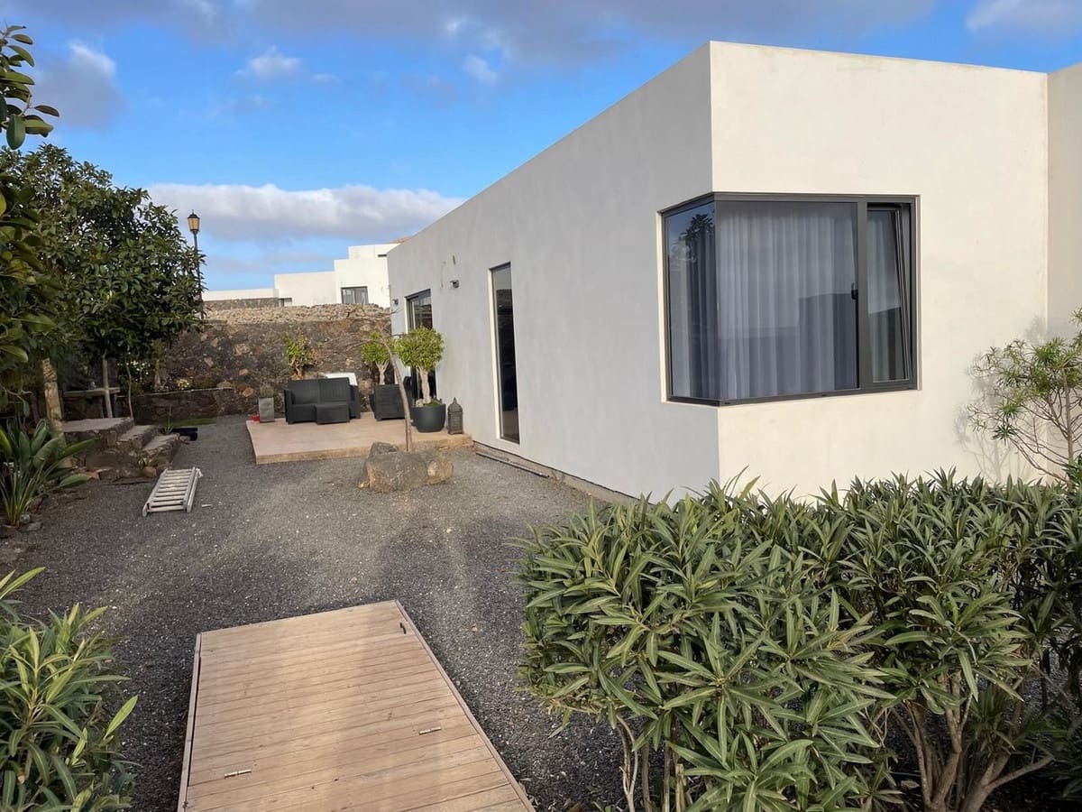 4 bedroom Villa for sale in Villaverde with pool garage - € 975,000 (Ref: 10008823)