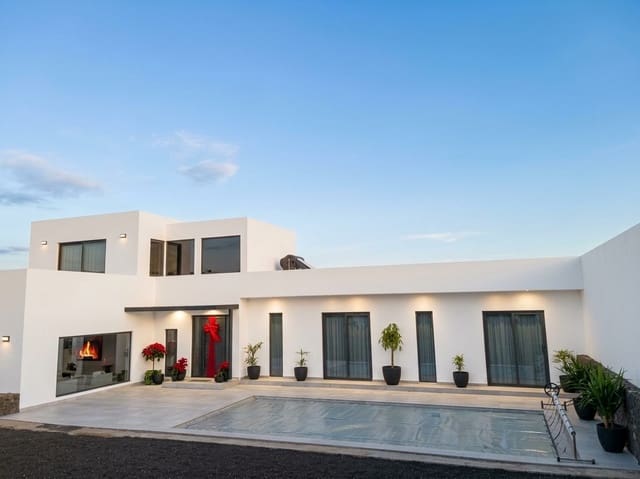 4 soverom Villa til salgs i Villaverde, La Oliva med svømmebasseng garasje - € 975 000 (Ref: 10008823)