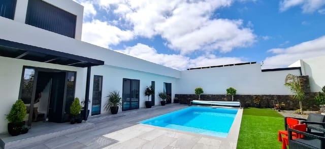 4 soverom Villa til salgs i Villaverde, La Oliva med svømmebasseng garasje - € 975 000 (Ref: 10008823)