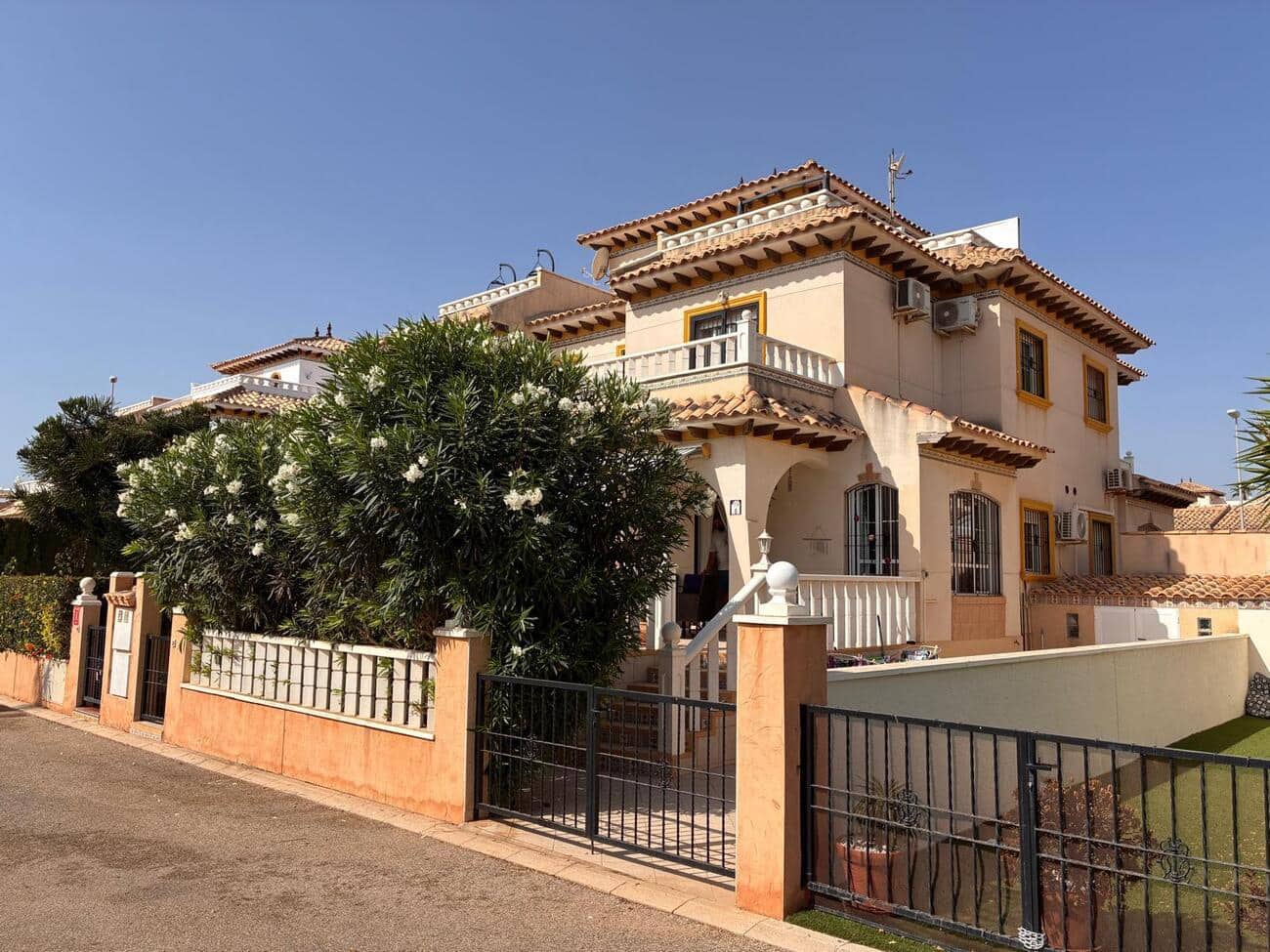 2 slaapkamer Villa te koop in Cabo Roig met zwembad - € 269.000 (Ref: 10011164)