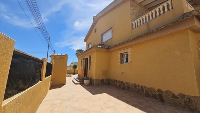 6 quarto Moradia para venda em Los Narejos, Los Alcázares com piscina garagem - 599 000 € (Ref: 10011179)