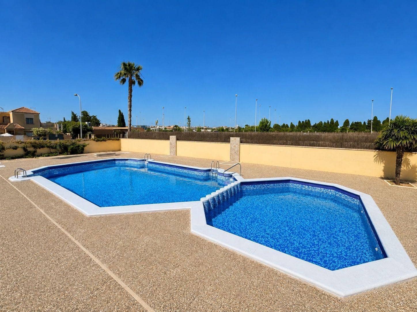 Bungalow de 3 habitaciones en Torrevieja en venta con piscina - 212.000 € (Ref: 10015265)