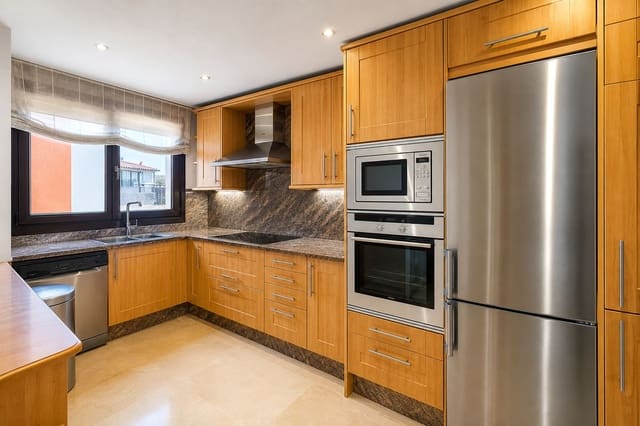 2 soverom Leilighet til salgs i Puerto de Estepona, Estepona med svømmebasseng - € 750 000 (Ref: 10017252)