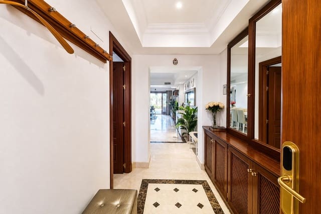 2 soverom Leilighet til salgs i Puerto de Estepona, Estepona med svømmebasseng - € 750 000 (Ref: 10017252)