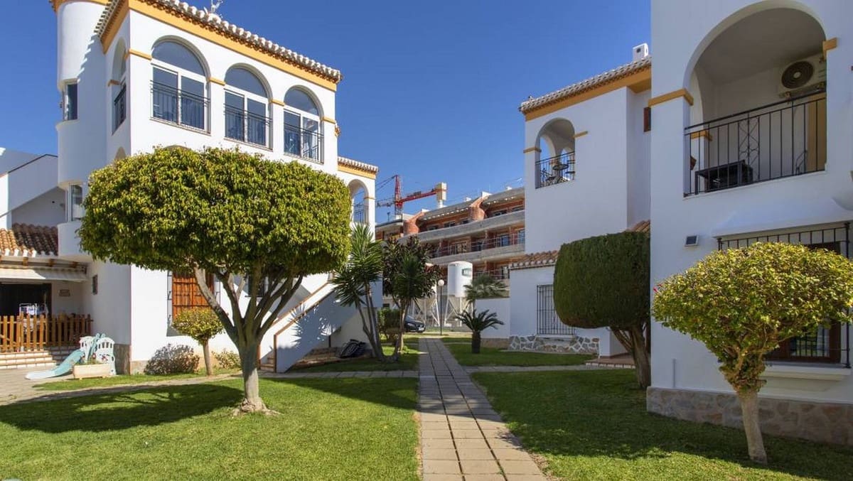 3 sovrum Lägenhet till salu i Playa Flamenca med pool garage - 330 000 € (Ref: 10017253)