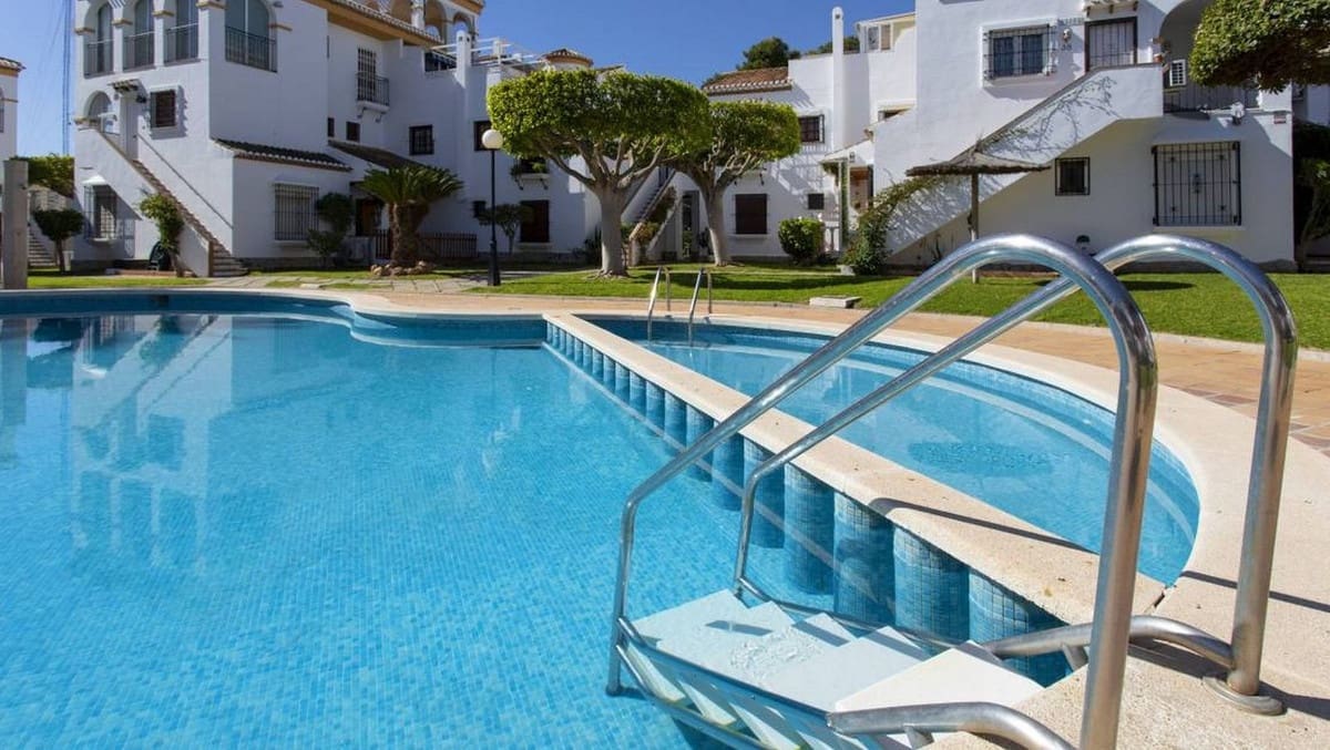 3 sovrum Lägenhet till salu i Playa Flamenca med pool garage - 330 000 € (Ref: 10017253)