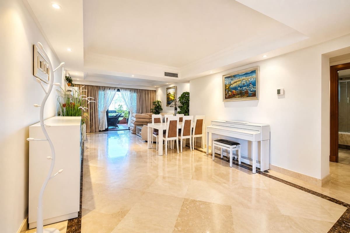 Apartamento de 3 habitaciones en Estepona en venta con piscina - 1.100.000 € (Ref: 10020400)