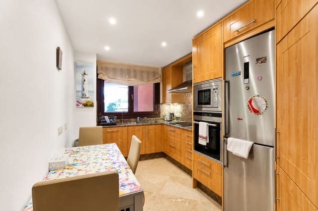 Apartamento de 3 habitaciones en Zona Calvario, Estepona en venta con piscina - 1.100.000 € (Ref: 10020400)