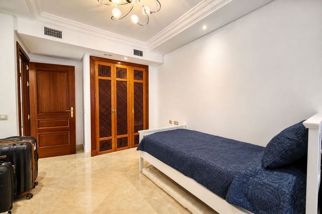 Apartamento de 3 habitaciones en Zona Calvario, Estepona en venta con piscina - 1.100.000 € (Ref: 10020400)