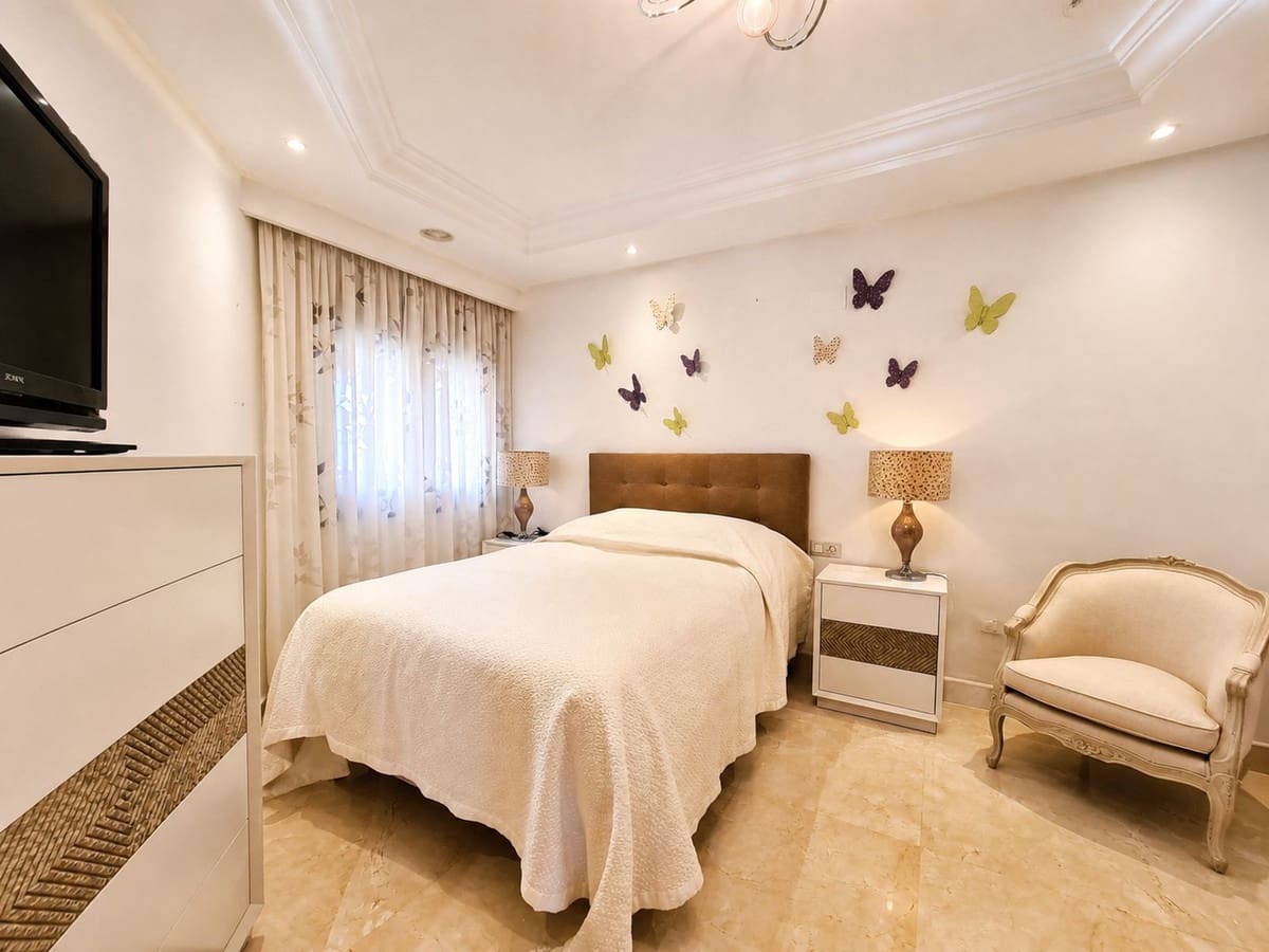 Apartamento de 3 habitaciones en Estepona en venta con piscina - 1.100.000 € (Ref: 10020400)